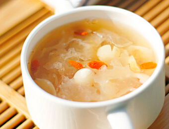 银耳莲子羹