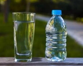 喝矿泉水灼烧喉咙