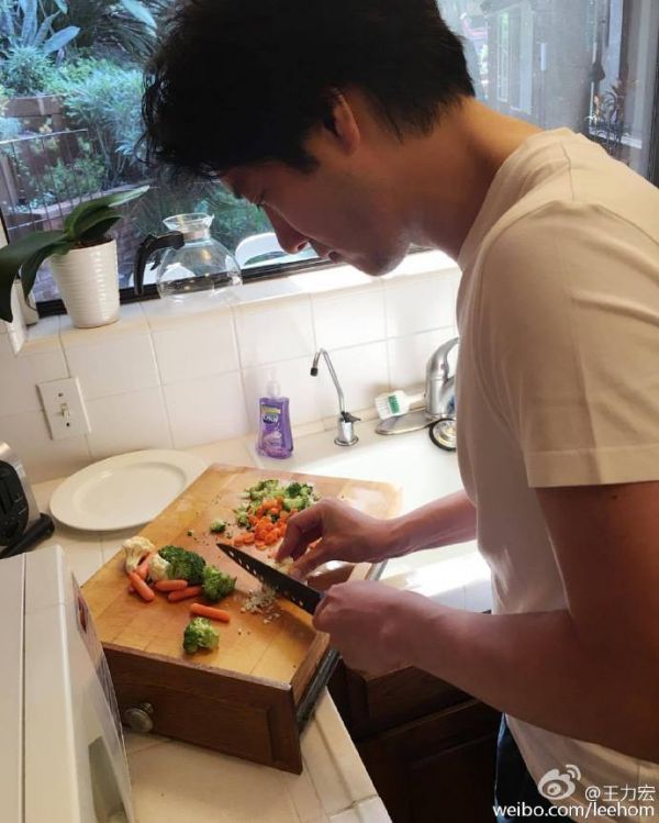 王力宏为孕妻下厨